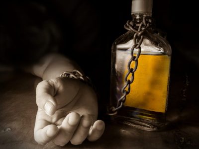 アルコール依存症で闇金を利用する危険性【弁護士が分かりやすく解説】